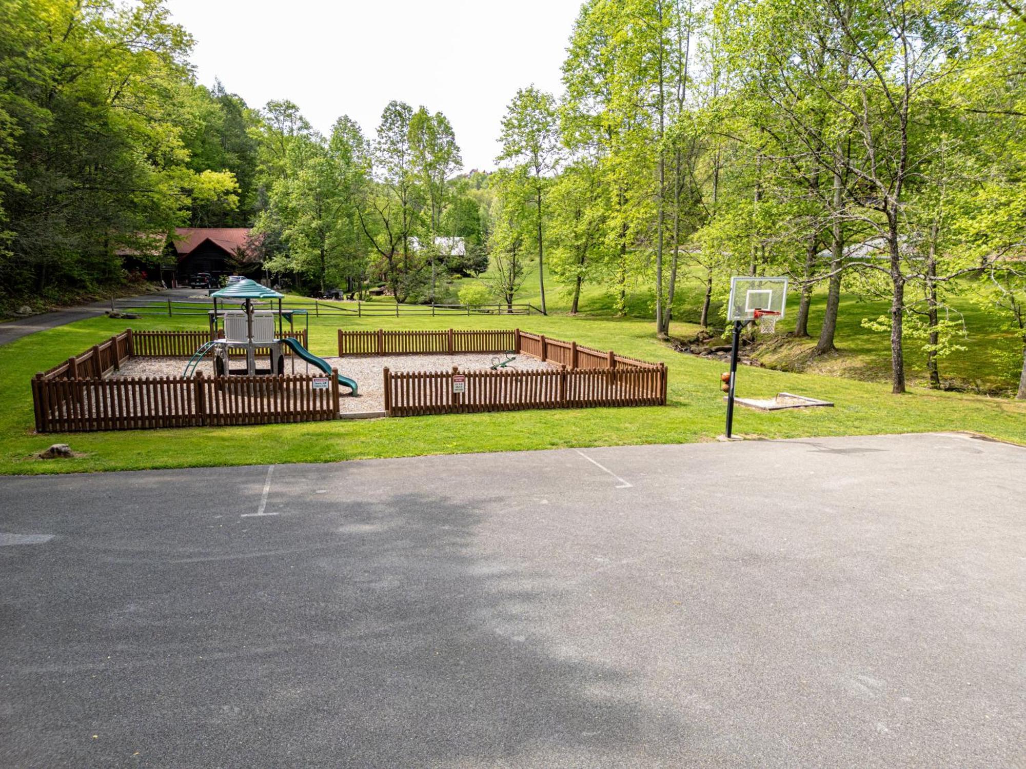 Love Me Tender Studio Cabin Sevierville Bilik gambar